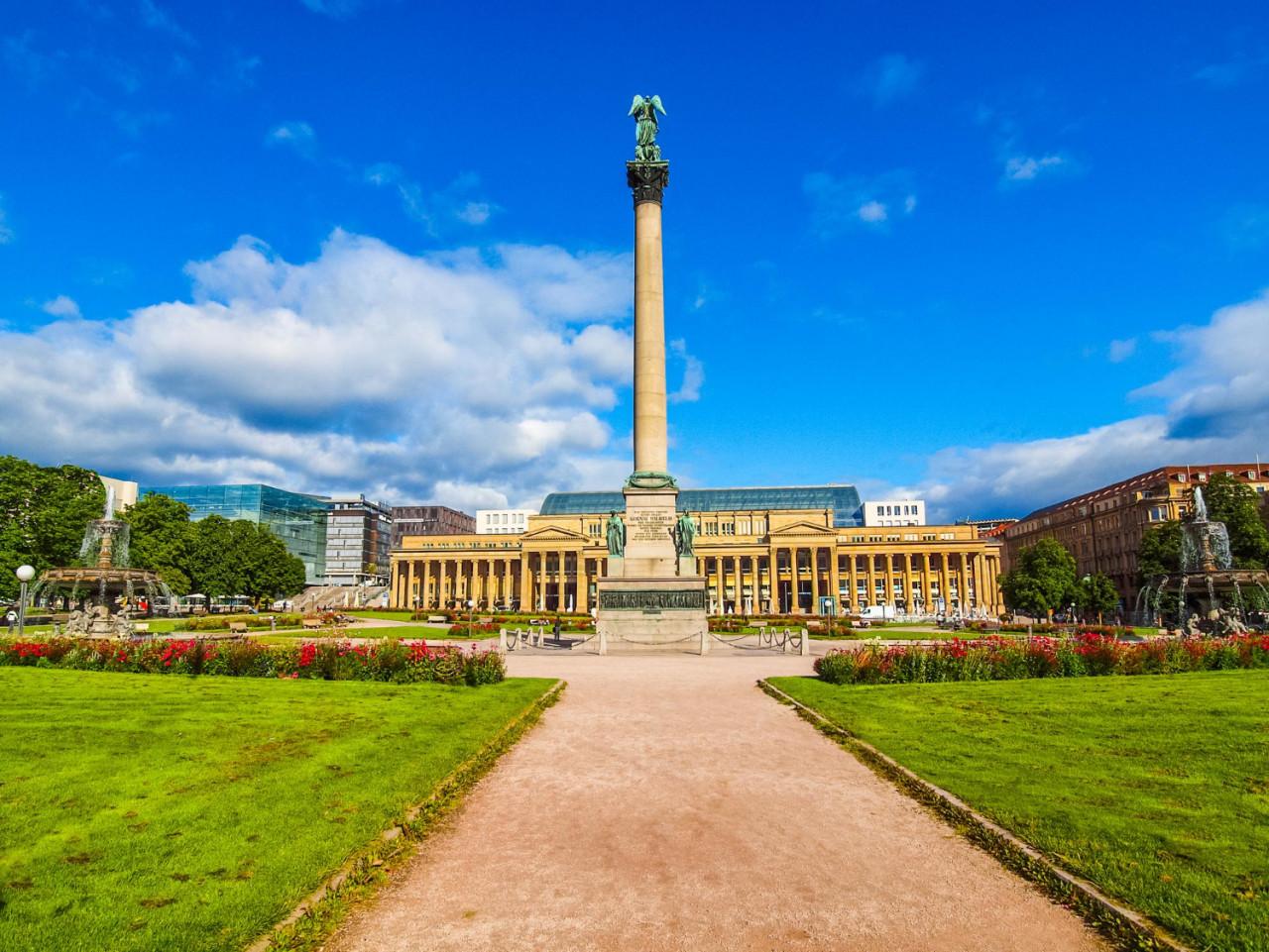 Schlossplatz con Neues Schloss e fontana