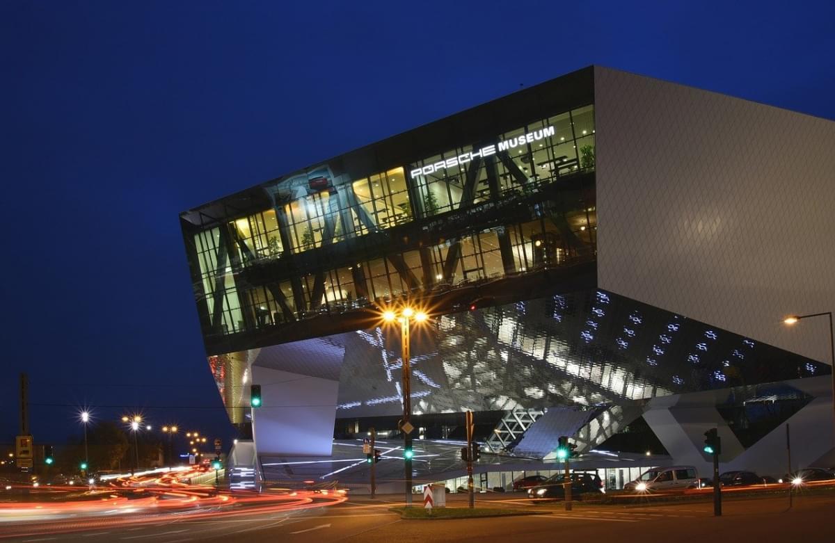 Porsche Museum illuminato di sera